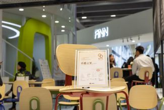 餐桌椅闪耀广州家博会创新设计摘双奖！CQ9电子平台入口三朗FINN系列(图4)