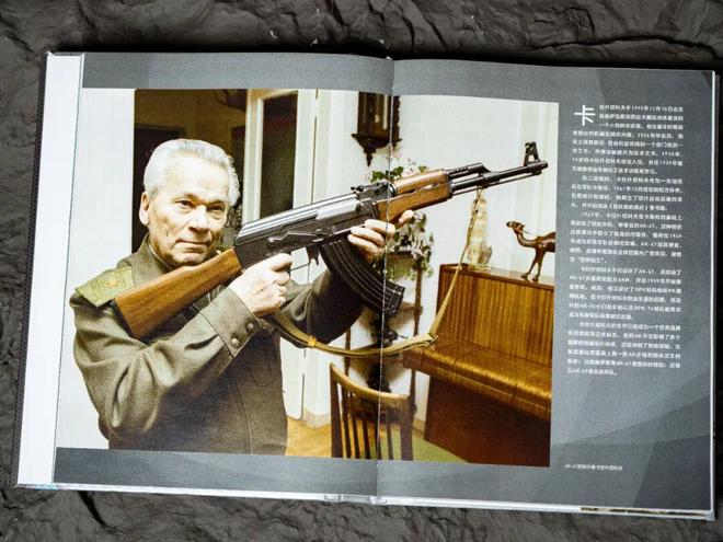 臣爷爷送孙子入军校这一幕看哭百万网友CQ9电子专用平台热搜第一！一等功(图4)