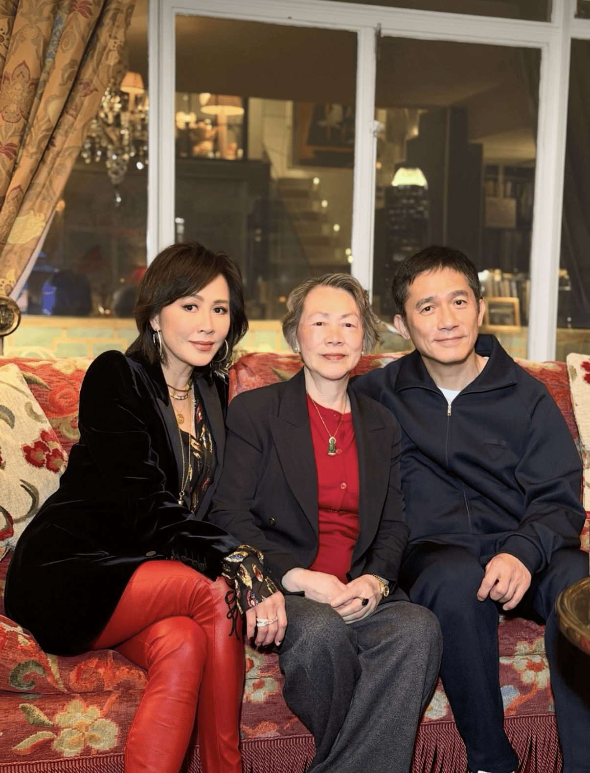 0岁刘妈妈打扮贵气好慈祥弟弟全家也在CQ9电子游戏刘嘉玲夫妇在豪宅跨年8(图3)