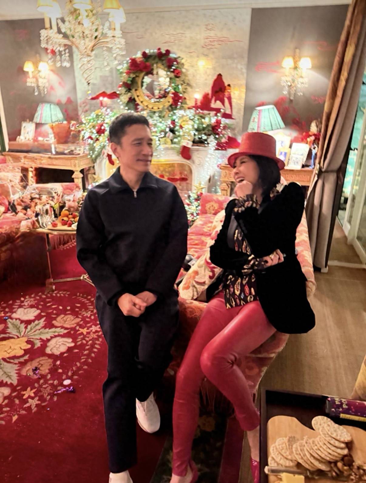 0岁刘妈妈打扮贵气好慈祥弟弟全家也在CQ9电子游戏刘嘉玲夫妇在豪宅跨年8(图4)